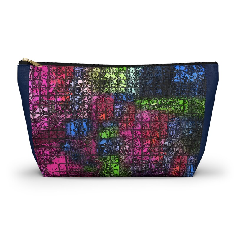 Estuche abstracto geométrico con forma de gema, con base en forma de T y cierre de cremallera en un práctico tamaño grande, de la galería de la artista Cori Carroll. imagen 3