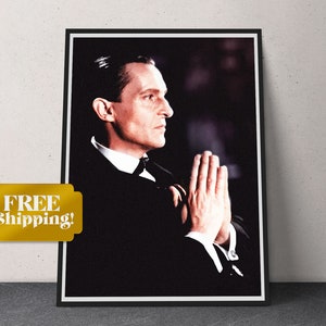 Puede incluir: Retrato enmarcado de un hombre con traje negro, camisa blanca y pajarita. El hombre está de perfil, con las manos juntas. La imagen está enmarcada con un marco negro y un fondo neutro.