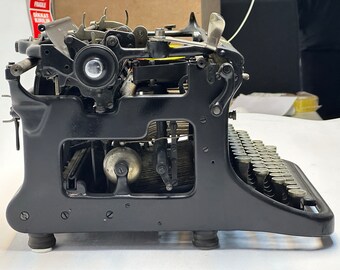 Ideal Typewriter - Vintage 1935 Model With QWERTZ Layout and Glass