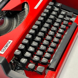 1955 Olympia Traveller Typewriter - Classic Red Design with QWERTZ Layout