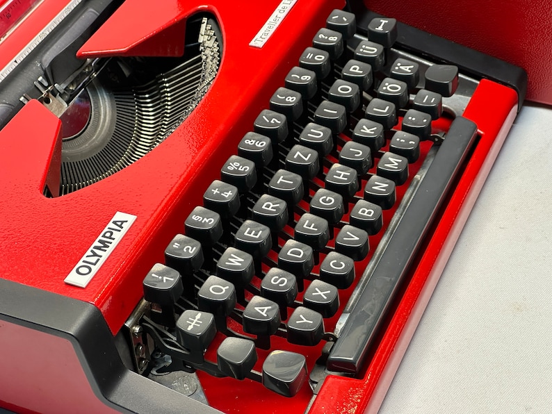 1955 Olympia Traveller Typewriter - Classic Red Design with QWERTZ Layout