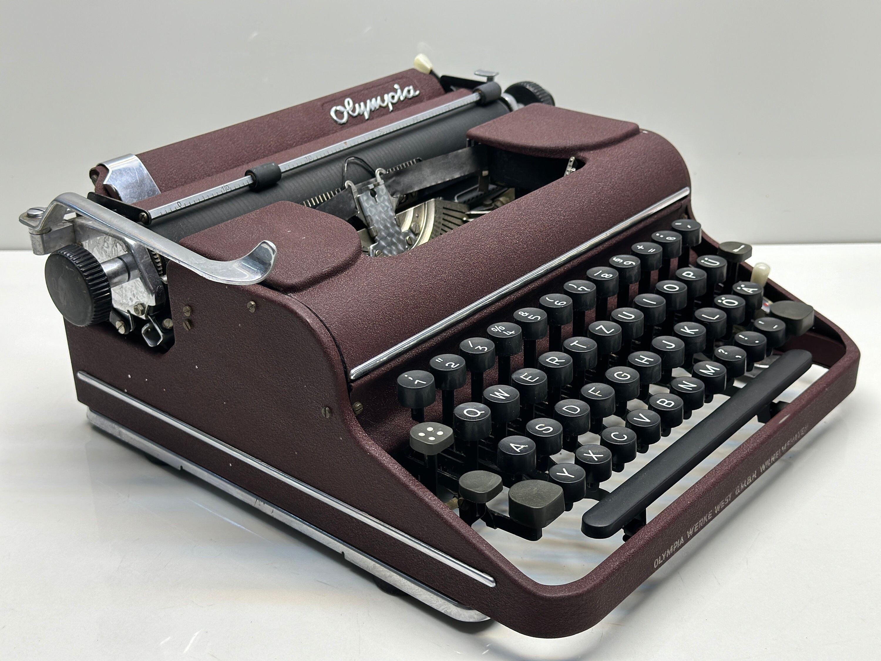 ボルドー色の Olympia SM1 タイプライター - スムーズな操作、簡単な