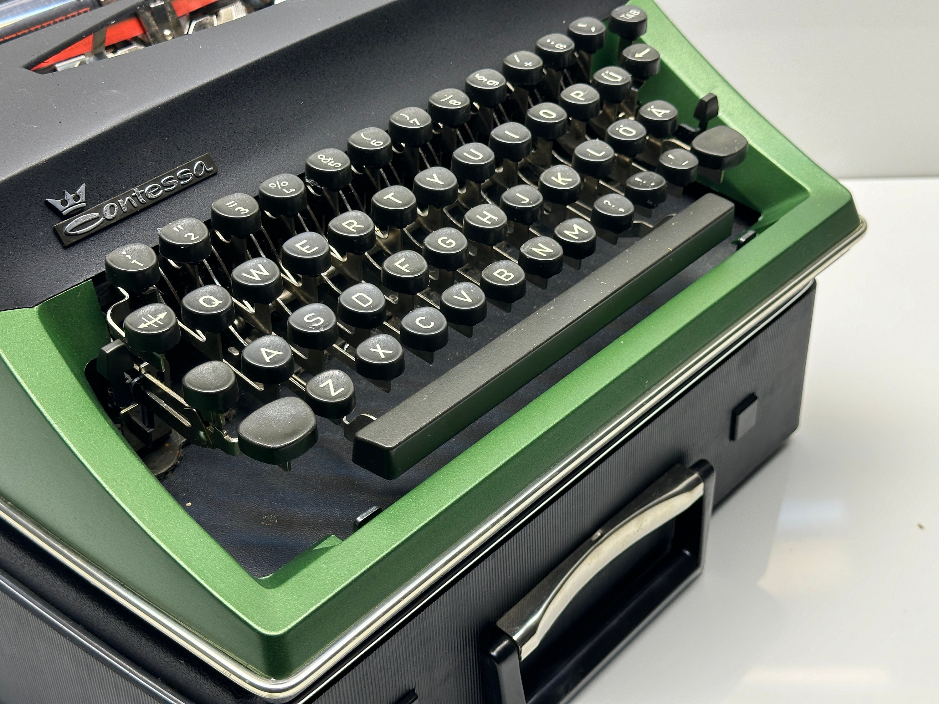 リニューアルされたAdler Contessa Deluxeタイプライター：グリーン