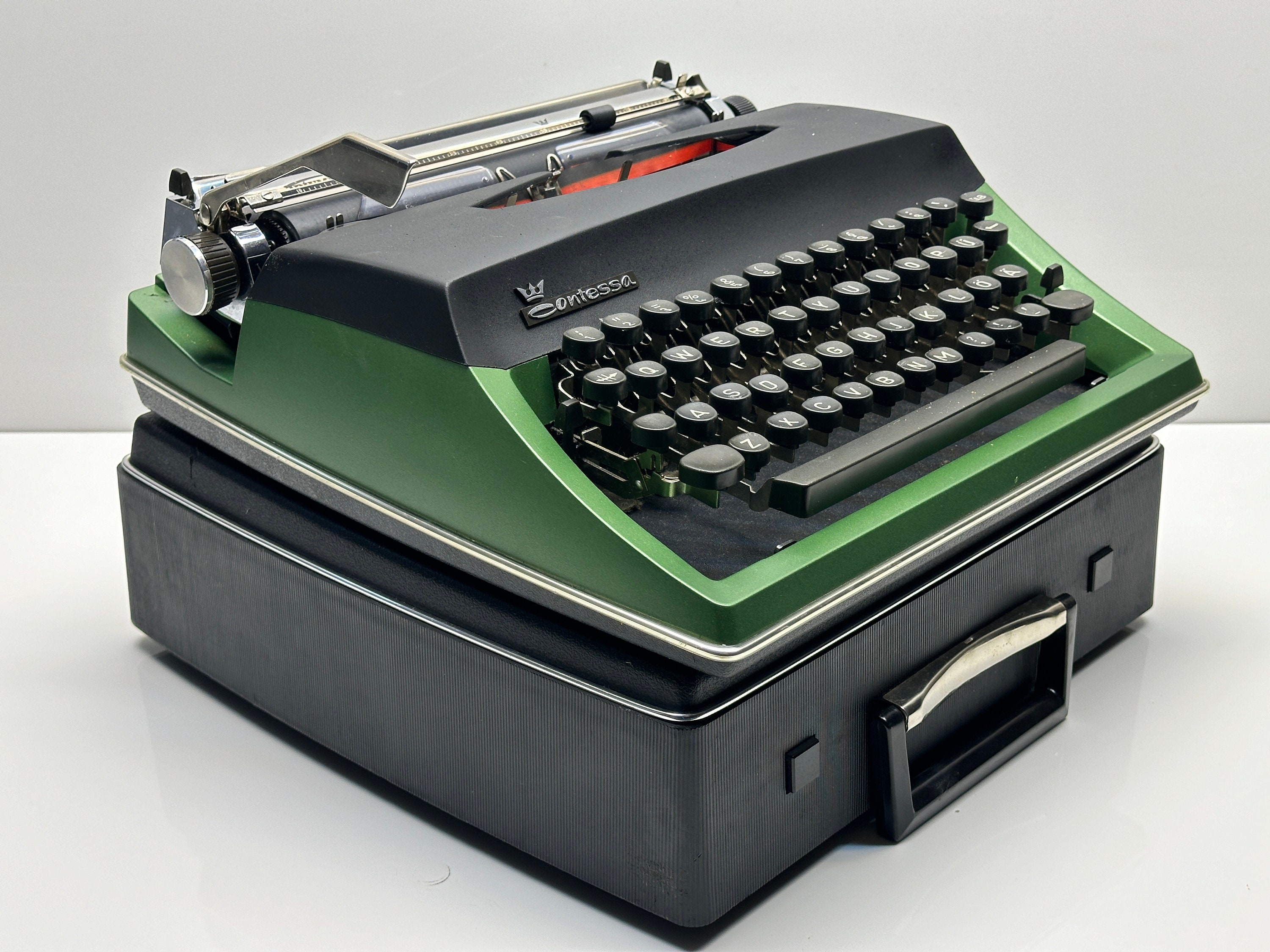 リニューアルされたAdler Contessa Deluxeタイプライター：グリーン