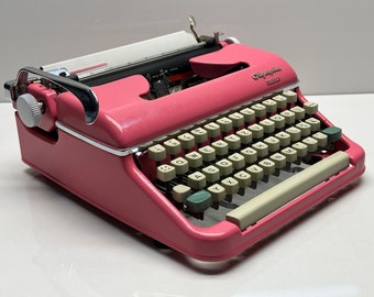 Olympia SM5 Schreibmaschine: Vintage-Stil, weiße Tasten, pinkes Gehäuse, QWERTZ-Tastatur - Retro Charm