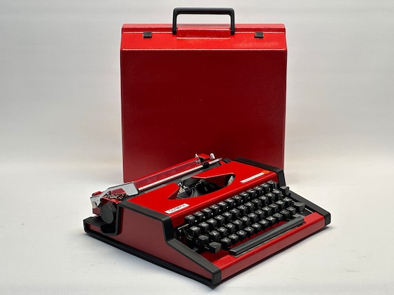 Red Olympia Traveller Typewriter: 1950s Vintage QWERTZ Keyboard with Case