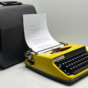 Vintage 1955 Brother Deluxe 800 Schreibmaschine - Gelbe QWERTZ Edition