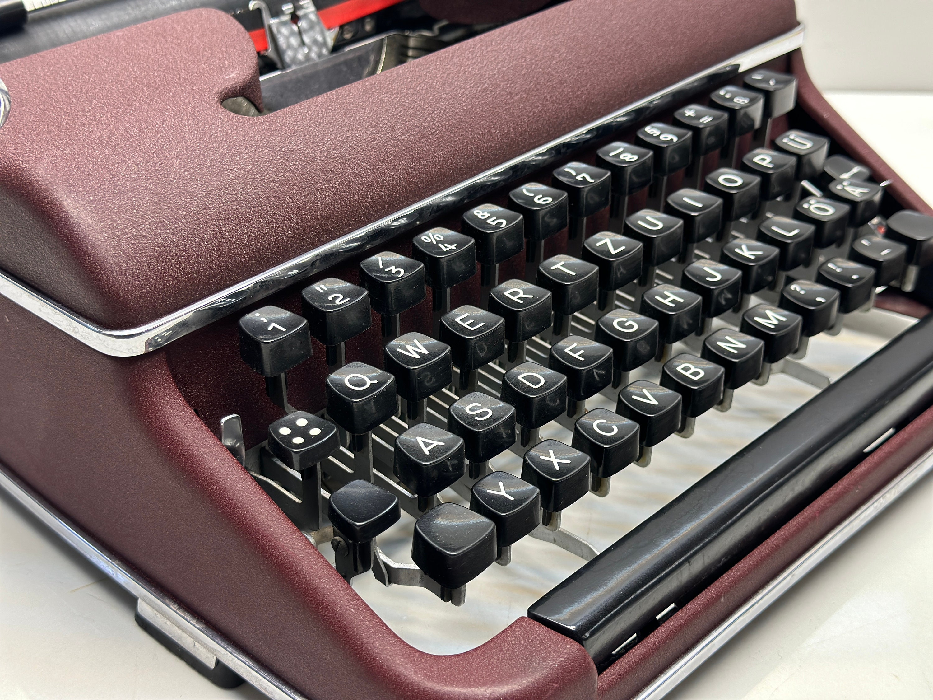 オリンピア SM2 タイプライター：ボルドーレッド、黒キー、2色
