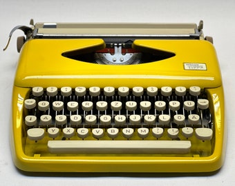 Adler Tippa Schreibmaschine – Vintage-Modell von 1955 in Gelb mit QWERTZ-Tastatur und Ledertasche