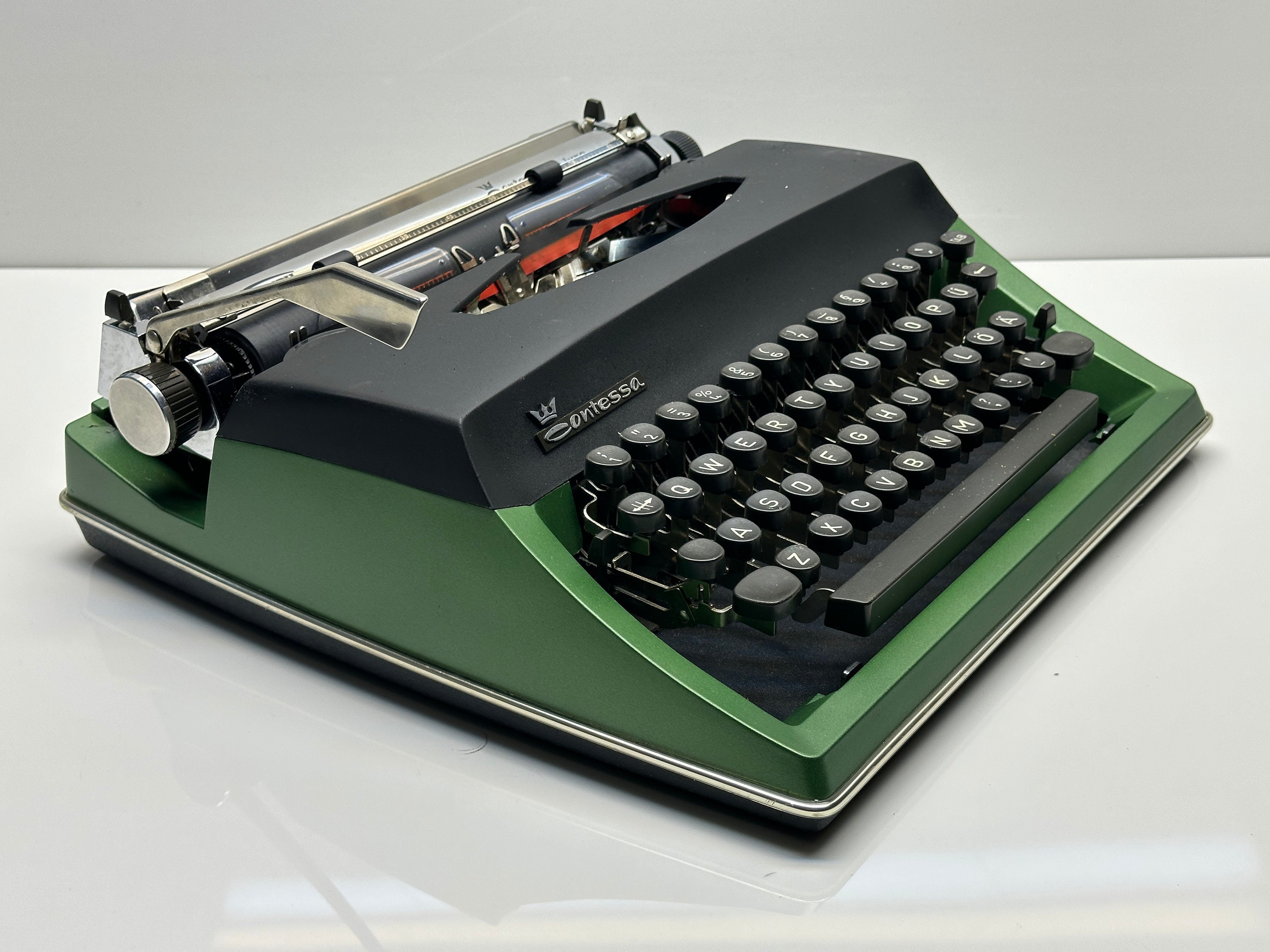 リニューアルされたAdler Contessa Deluxeタイプライター：グリーン