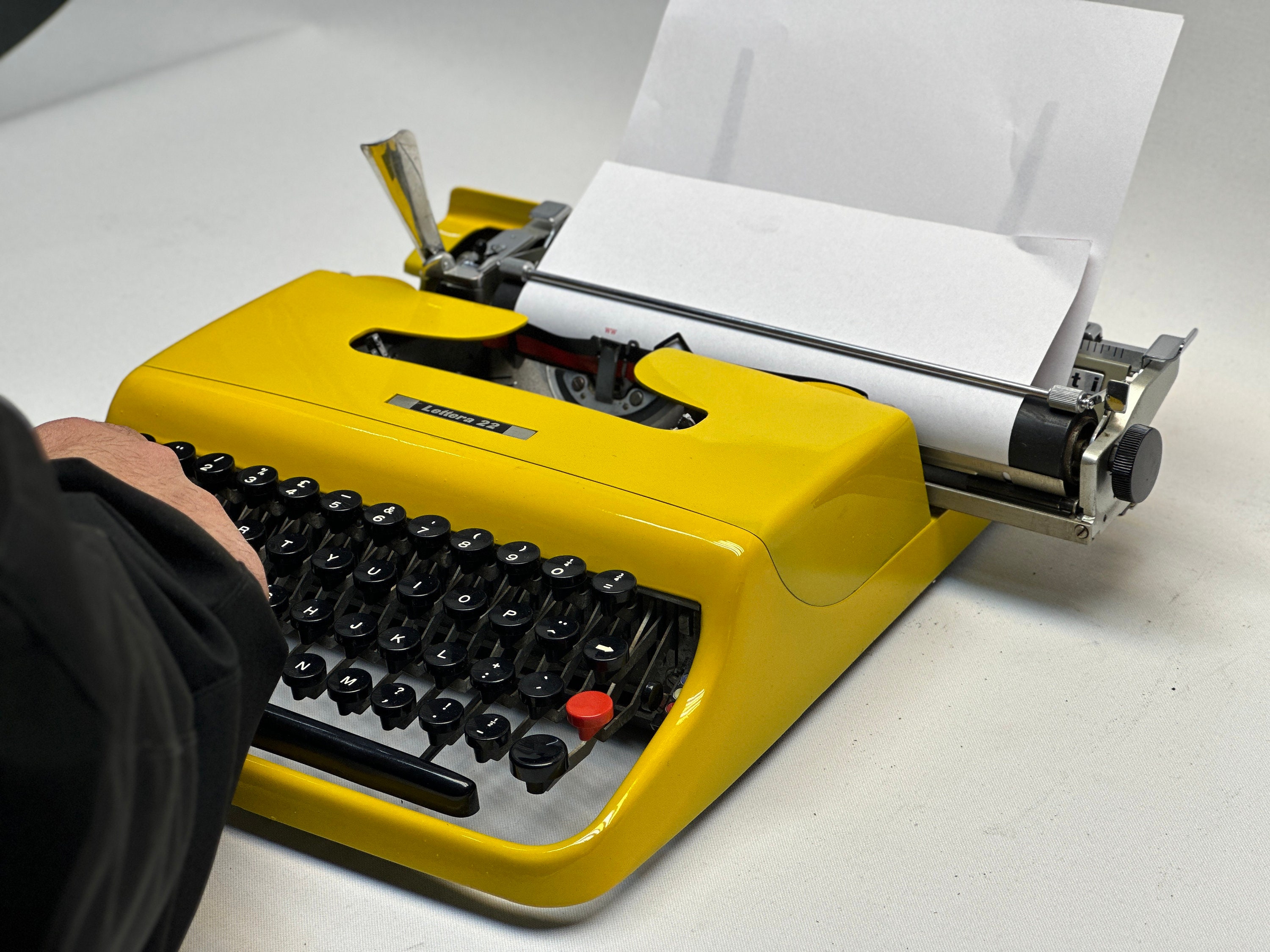 Lettera Olivetti Lettera 32 Typewriter Vintage 1960 Model in Yellow With QWERTY ...