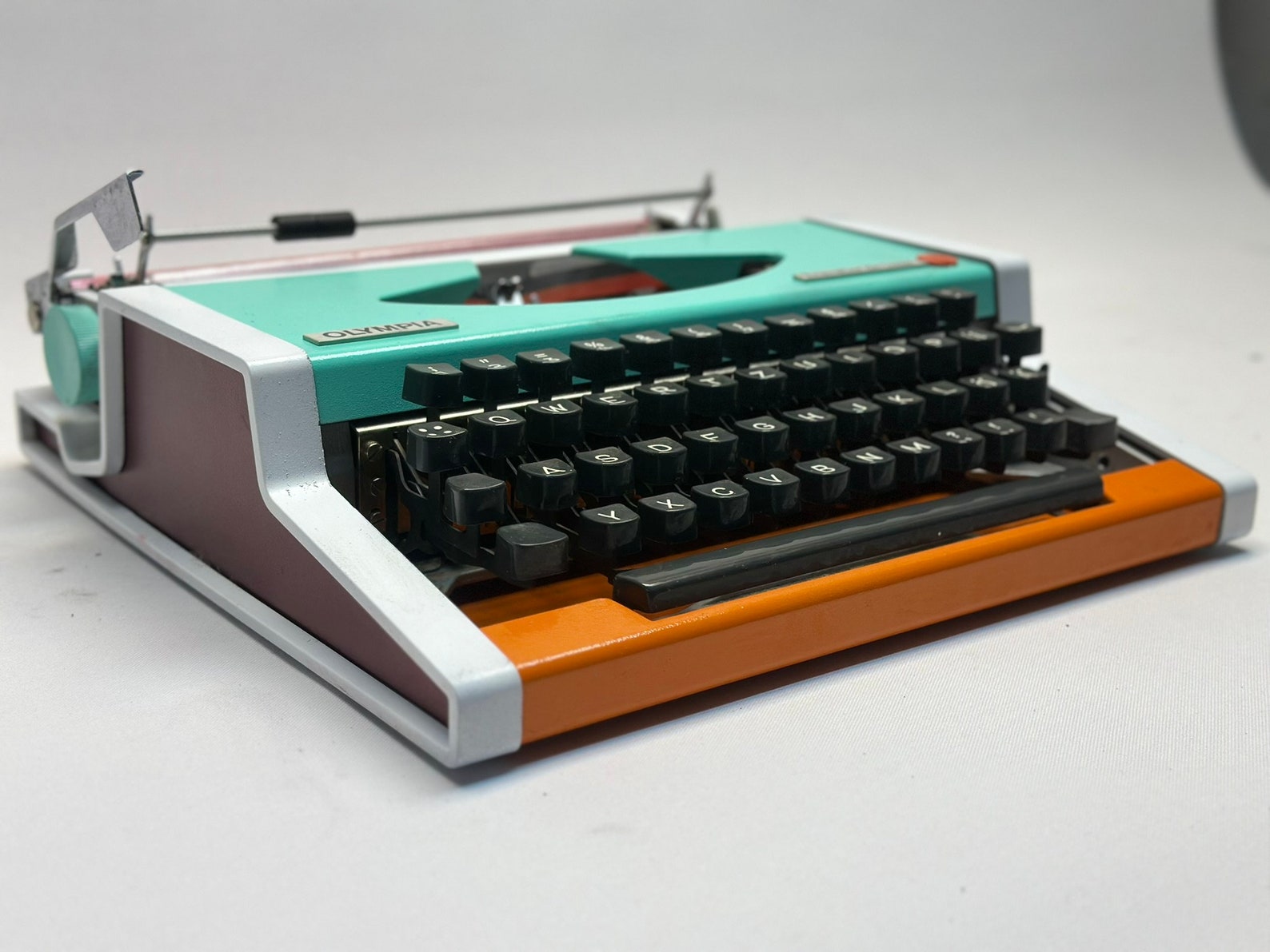 Vintage Olympia Traveller Typewriter – 1955 QWERTZ Layout, Black Key ...