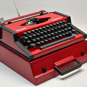 1955 Olym1955 Olympia Traveller Typewriter - Classic Red Design with QWERTZ Layoutpia Traveller Typewriter - Classic Red Design with QWERTZ Layout