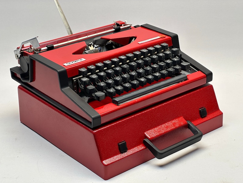 1955 Olym1955 Olympia Traveller Typewriter - Classic Red Design with QWERTZ Layoutpia Traveller Typewriter - Classic Red Design with QWERTZ Layout