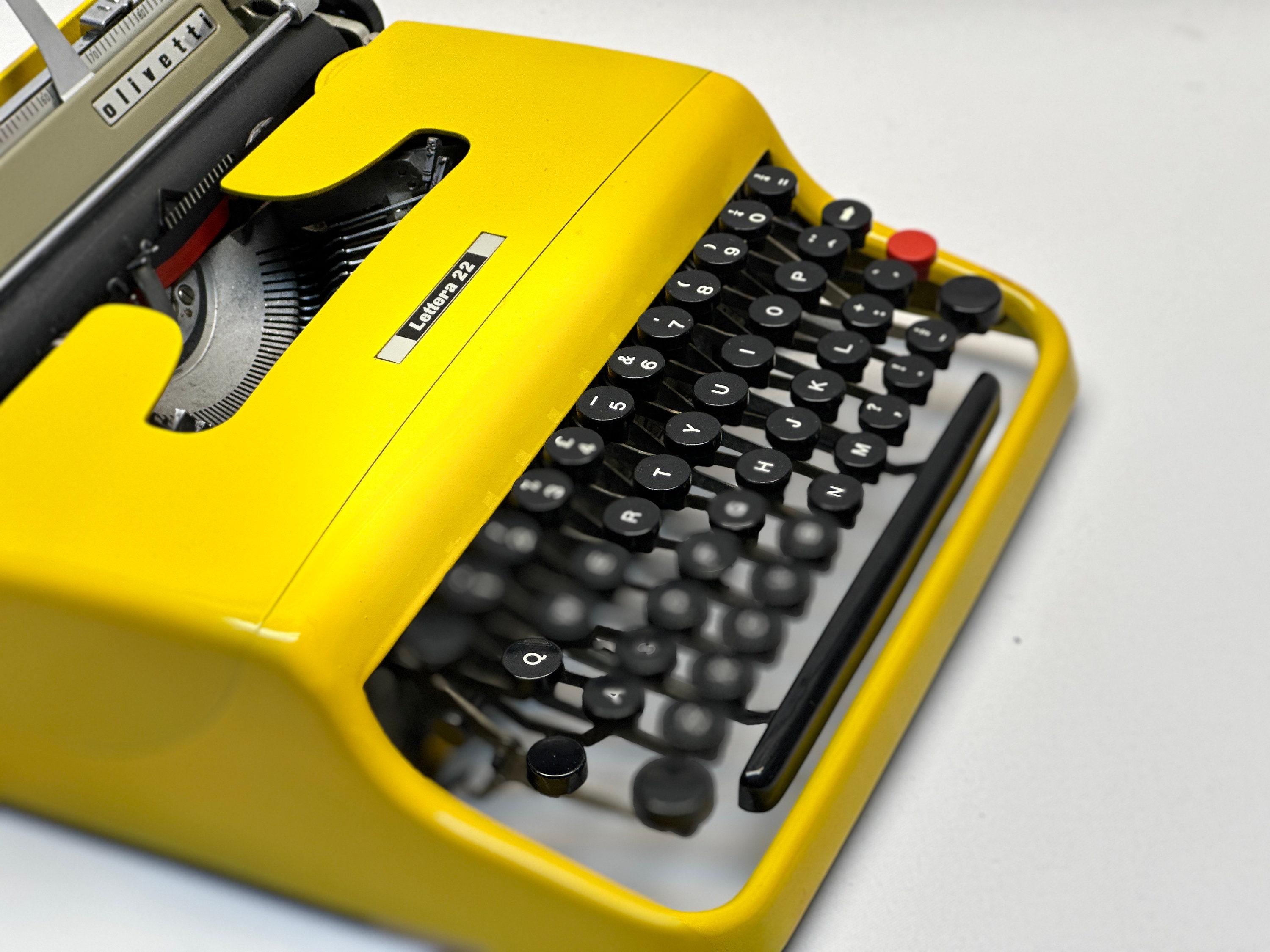 1960年製ヴィンテージ Olivetti Lettera 22 タイプライター：イエロー