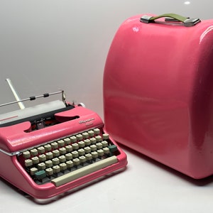 Underwood Standard Portable (3-bank) Typewriter - Classic Black