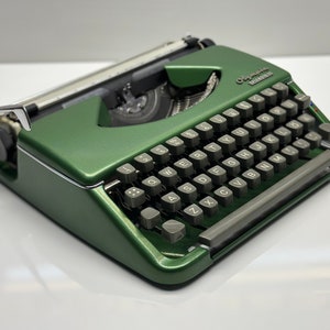Olympia Splendid 33/66 Typewriter - Vintage Elegance in Dark Green with QWERTZ Keyboard and Leather Bag