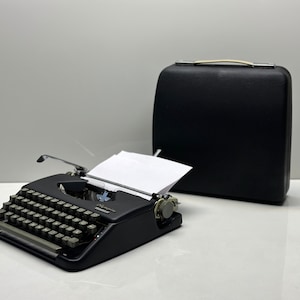 Máquina de escribir Olympia Splendid 33/66 personalizada, cuerpo negro, capacidad para dos colores o un solo color, reacondicionada con bolsa negra