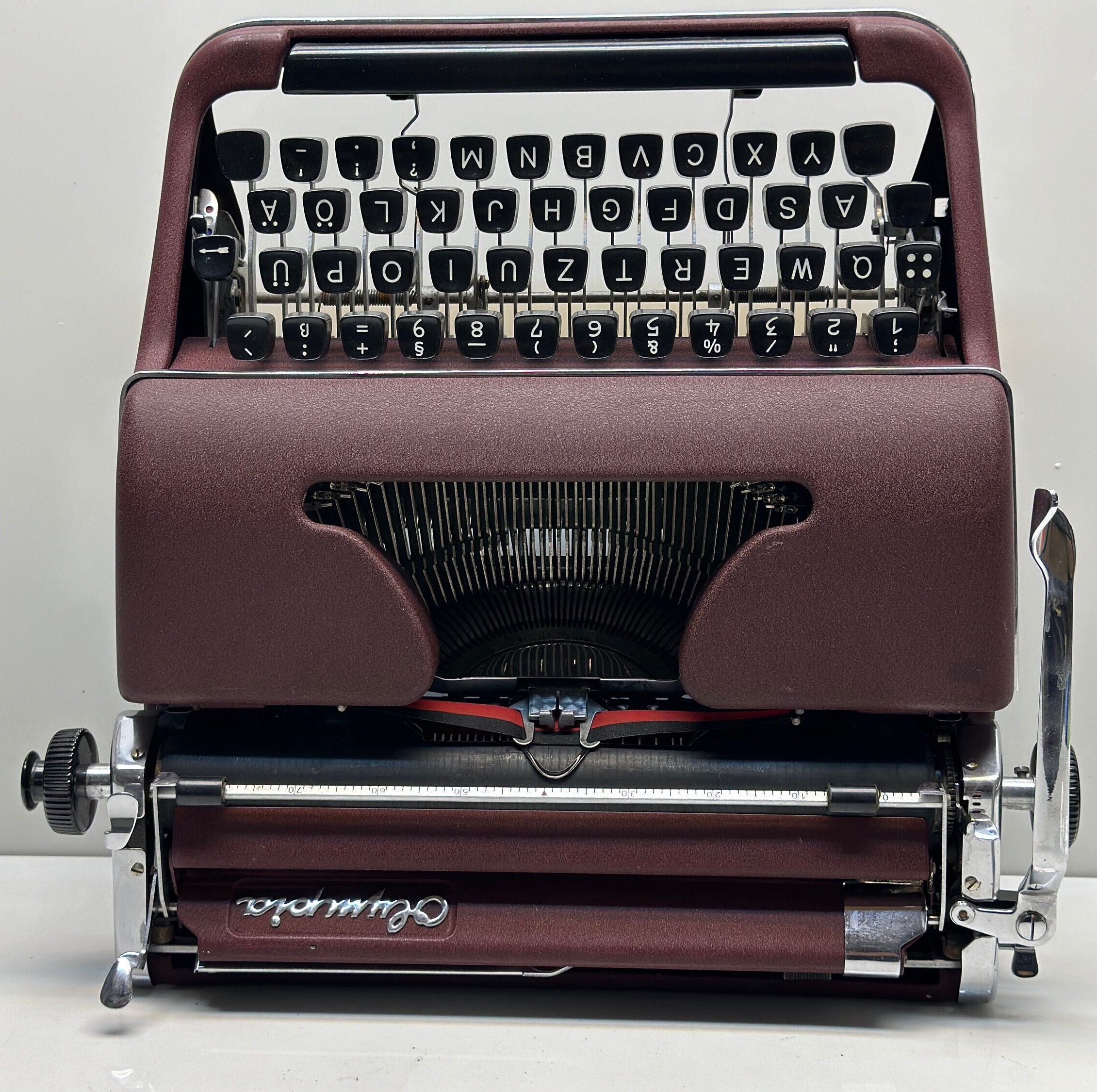 オリンピア SM2 タイプライター：ボルドーレッド、黒キー、2色