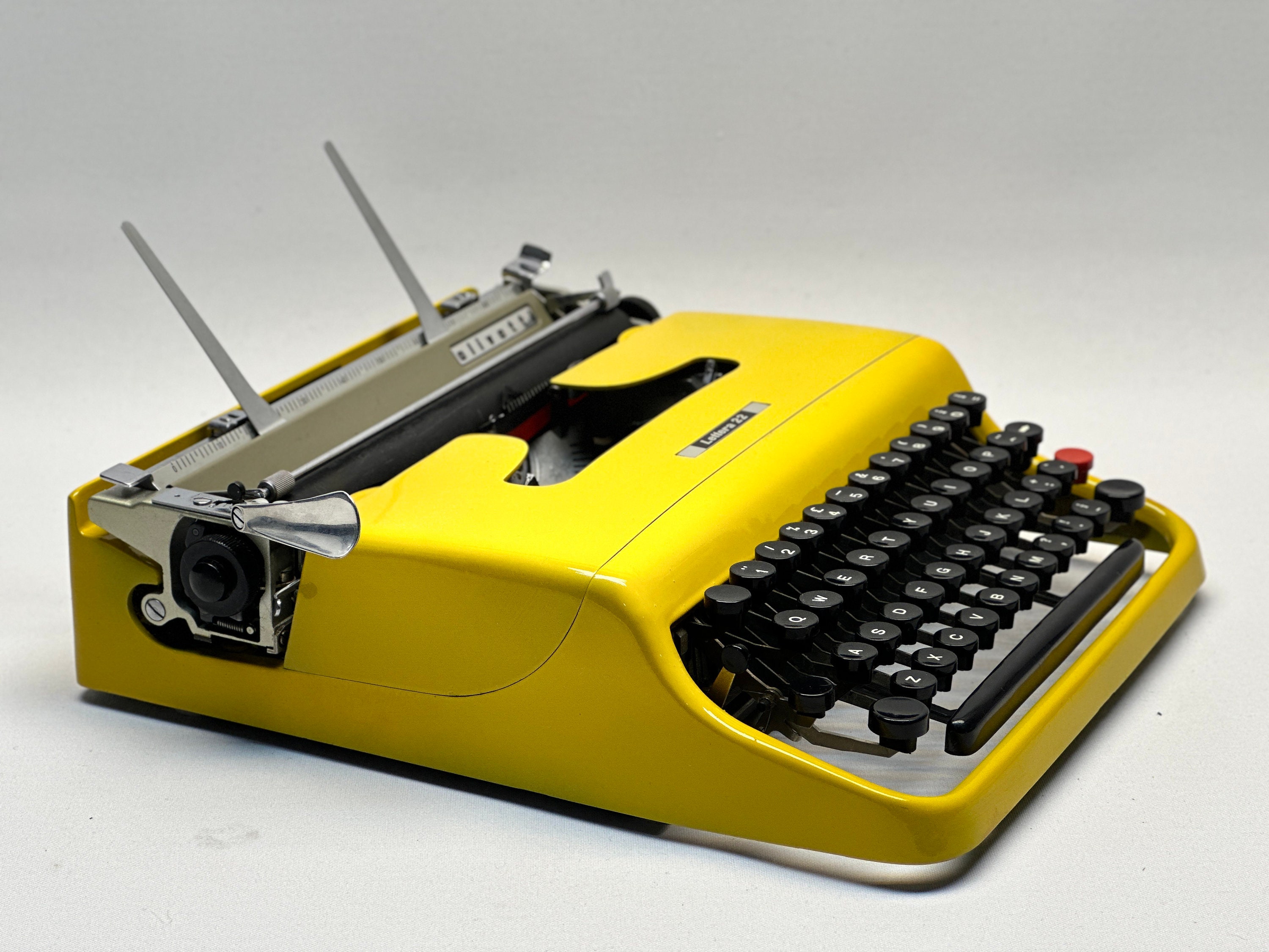1960年製ヴィンテージ Olivetti Lettera 22 タイプライター：イエロー