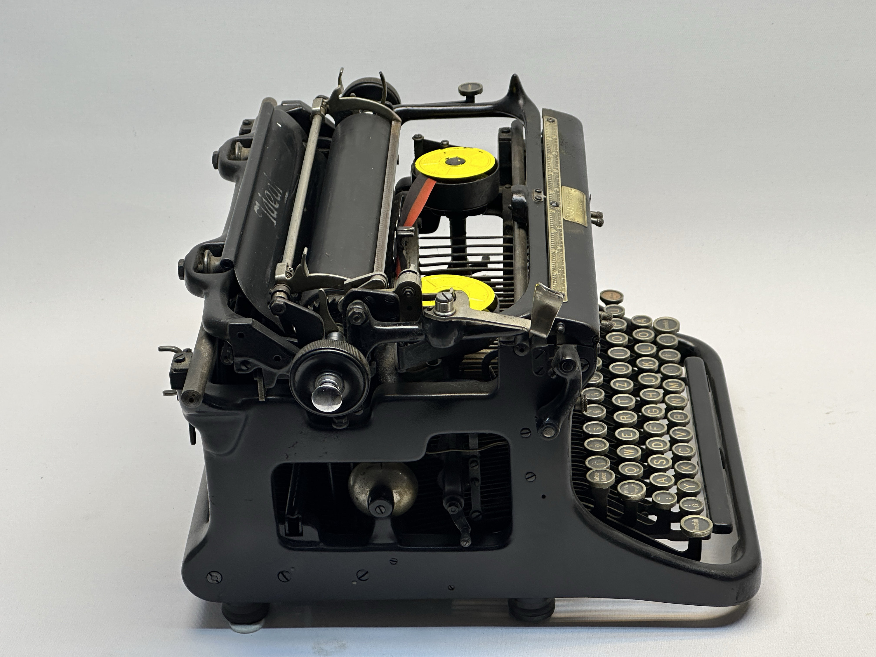 Ideal Typewriter - Vintage 1935 Model With QWERTZ Layout and Glass