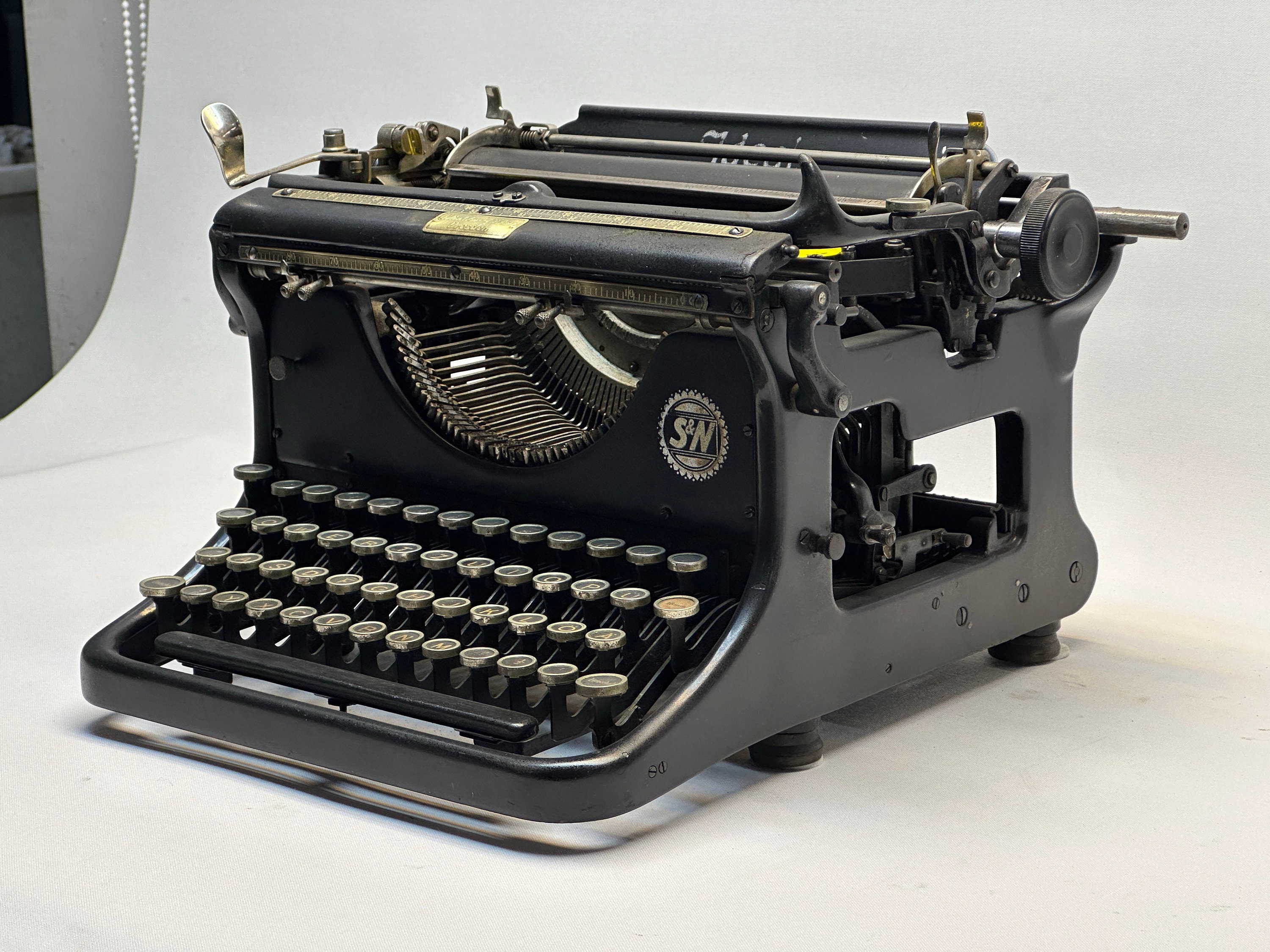 Ideal Typewriter - Vintage 1935 Model With QWERTZ Layout and Glass