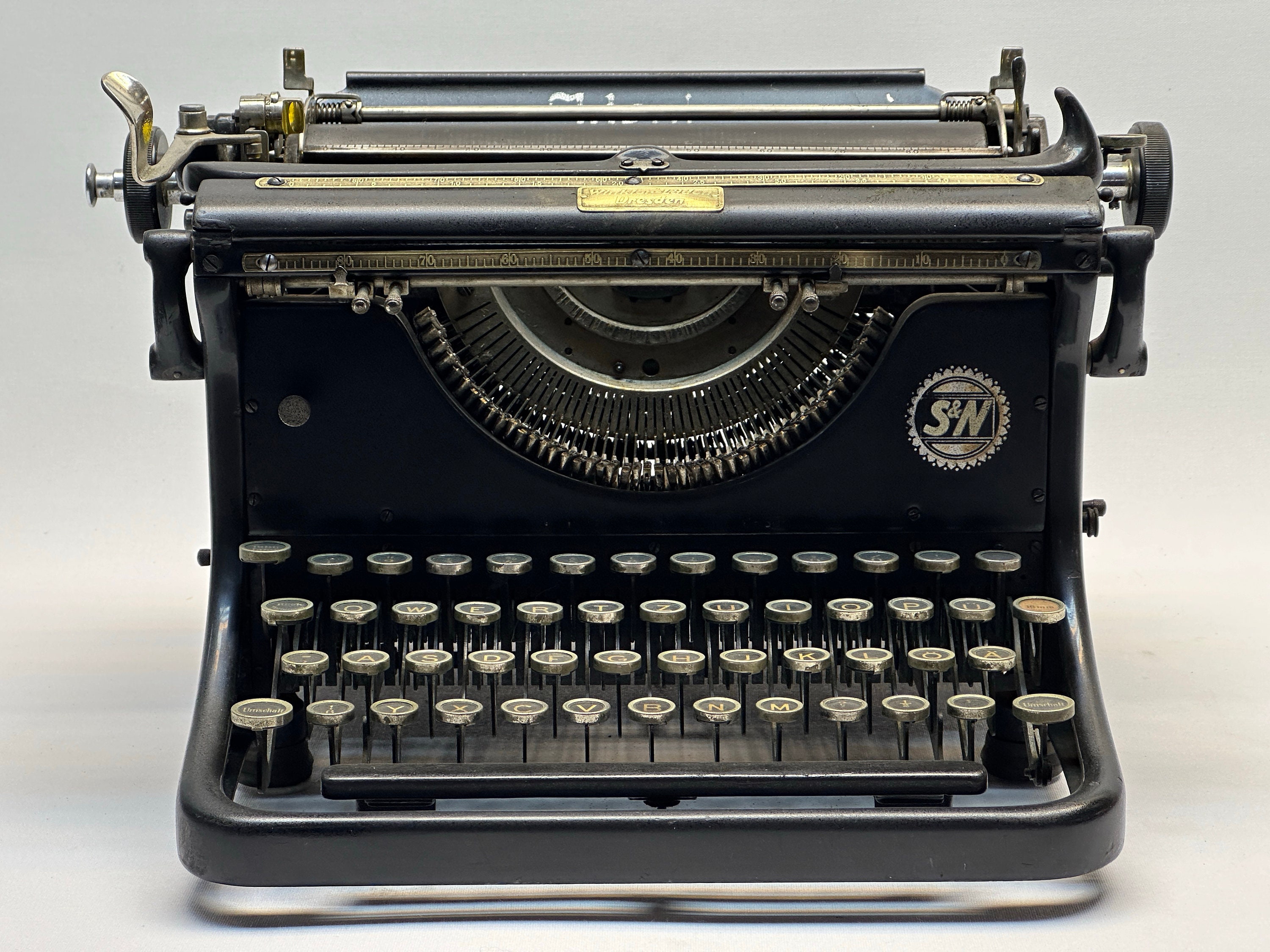 Ideal Typewriter - Vintage 1935 Model With QWERTZ Layout and Glass