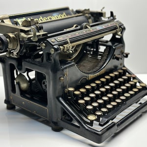 Underwood No. 5 Typewriter: Classic Black, Working QWERTY Keyboard