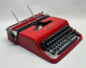 Red Olivetti Lettera 32 Typewriter: QWERTZ Antique Design