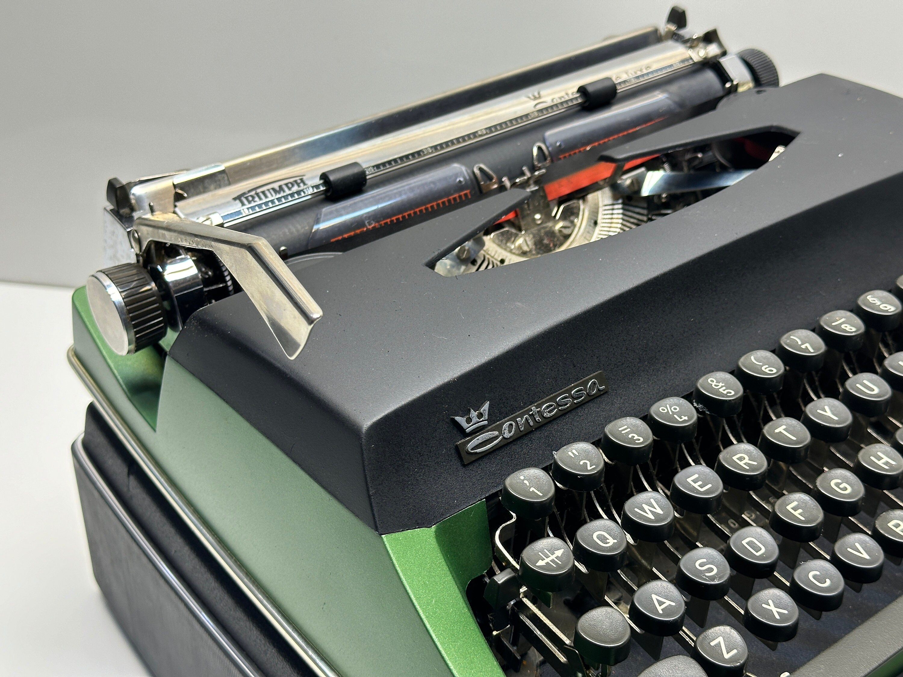 リニューアルされたAdler Contessa Deluxeタイプライター：グリーン