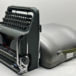 Original Green Olympia SM3 Classic Style Typewriter - Fusion of Timeless Aesthetics and Functionality