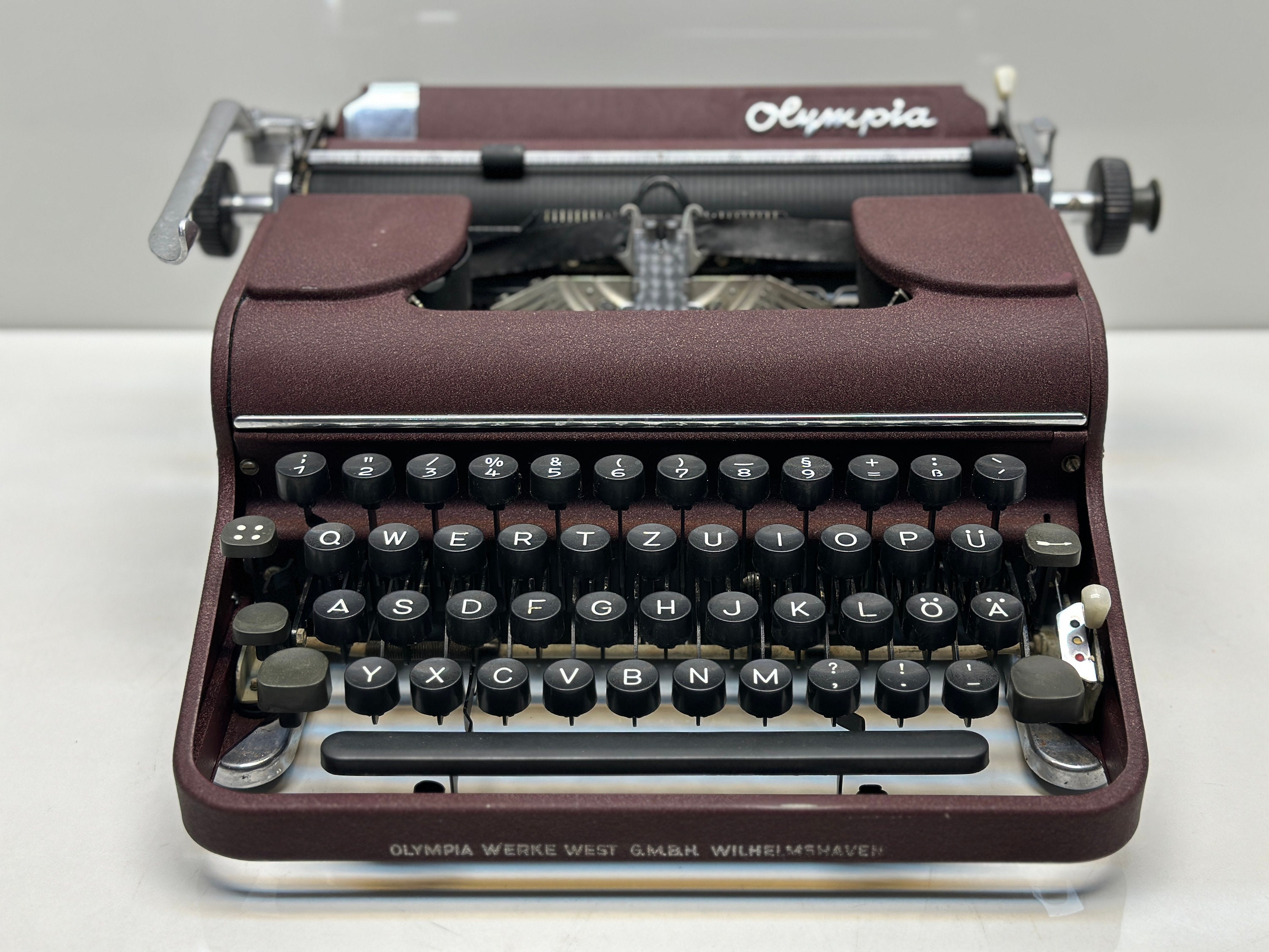 ボルドー色の Olympia SM1 タイプライター - スムーズな操作、簡単な