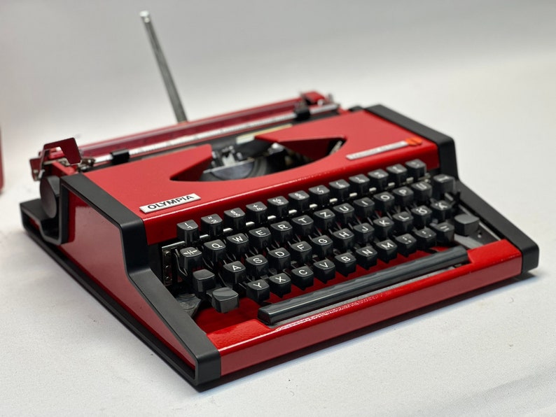 1955 Olympia Traveller Typewriter - Classic Red Design with QWERTZ Layout