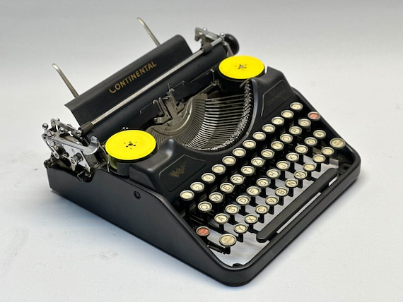 ヴィンテージ ブラック コンチネンタル タイプライター: 1940 年代の 