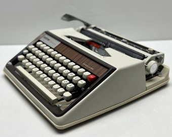 Vintage 1955 Brother Deluxe Typewriter - White QWERTZ Keyboard, Leather Case