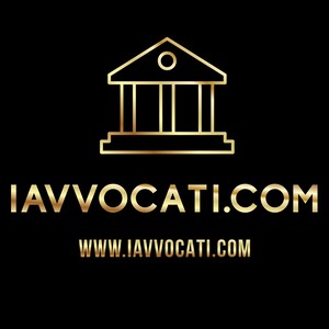 Puede incluir: Logotipo dorado sobre fondo negro. El logotipo presenta un icono estilizado de un juzgado encima del texto "IAVVOCATI.COM" y "WWW.IAVVOCATI.COM" en una fuente dorada.
