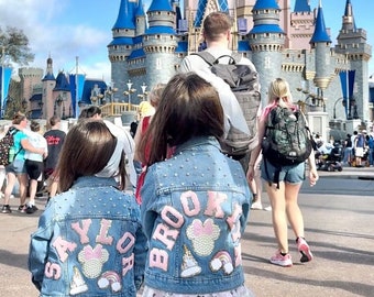 Giacca in jeans Disney Magic con perle rosa e avorio sul retro e sul davanti per neonati, bambini piccoli e bambine più grandi, tutte le toppe sono CUCITE