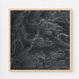 Puede incluir: Un mapa topográfico en blanco y negro de la Cordillera de Teton en Wyoming. El mapa muestra los picos de Grand Teton, Middle Teton y South Teton. El texto "Teton Range" está en la parte inferior del mapa.