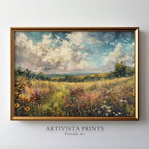 Op de afbeelding: Een schilderij van een veld met wilde bloemen met een blauwe lucht en witte wolken op de achtergrond. Het schilderij is ingelijst in een gouden lijst.