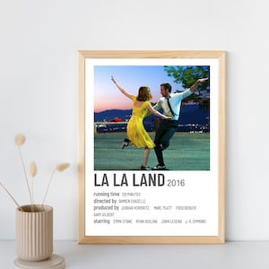 Puede incluir: Un póster de película minimalista para la película "La La Land" (2016). El póster presenta una imagen en blanco y negro de una pareja bailando frente a un horizonte urbano. El texto "LA LA LAND 2016" está impreso en negro en la parte inferior del póster. El póster también incluye la duración de la película, el director, los productores y los actores principales.
