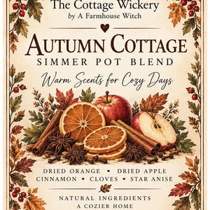 Könnte beinhalten: Ein rechteckiges Produktetikett für Autumn Cottage Simmer Pot Blend von The Cottage Wickery. Das Etikett zeigt Illustrationen von getrockneten Orangenscheiben, Äpfeln, Zimtstangen, Sternanis und Nelken, umrahmt von Herbstblättern. Nettogewicht 42 g.