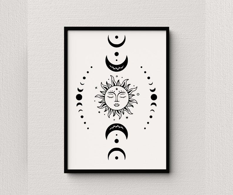 K&ouml;nnte beinhalten: Schwarz-wei&szlig;-Illustration einer Sonne mit einem Gesicht und umlaufenden Mondsichelphasen. Die Sonne befindet sich in der Mitte des Bildes und die Mondphasen sind in einem Kreis um sie herum angeordnet.