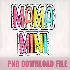 Op de afbeelding: Kleurrijk digitaal ontwerp met de woorden "MAMA" en "MINI" in een speels lettertype. De letters zijn gevuld met een stippenpatroon en zwart omlijnd, met een witte rand. Het ontwerp bevat de tekst "PNG DOWNLOAD FILE".