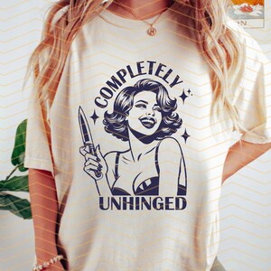 Helt ohämmade png svg, retro ohämmade flicka png, trendig vintage retro rolig design för grafiska t-shirts, rolig mental hälsa png, svg bild 4