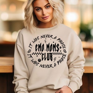 Puede incluir: Una sudadera beige con un estampado gr&aacute;fico negro que dice "It was never a phase Emo Moms Club It was never a phase".