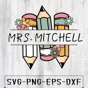 以下が含まれることがあります： ピンク、黄色、緑の消しゴムが付いた鉛筆3本と花をモチーフにしたデジタルデザイン。鉛筆は円形に配置され、その上に「MRS. MITCHELL」という文字が書かれたバナーがあります。