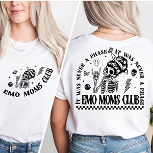 Puede incluir: Camiseta blanca con un gr&aacute;fico en blanco y negro de un esqueleto con un peinado punk rock. El texto "EMO MOMS CLUB" est&aacute; impreso en la camiseta. La parte posterior de la camiseta tiene el mismo gr&aacute;fico con el texto "IT WAS NEVER A PHASE IT WAS NEVER A PHASE EMO MOMS CLUB".