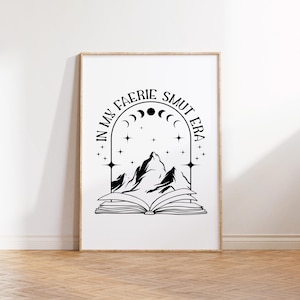 Puede incluir: Ilustraci&oacute;n en blanco y negro de una cordillera dentro de un libro abierto con el texto "In My Faerie Smut Era" alrededor de la parte superior de la imagen.