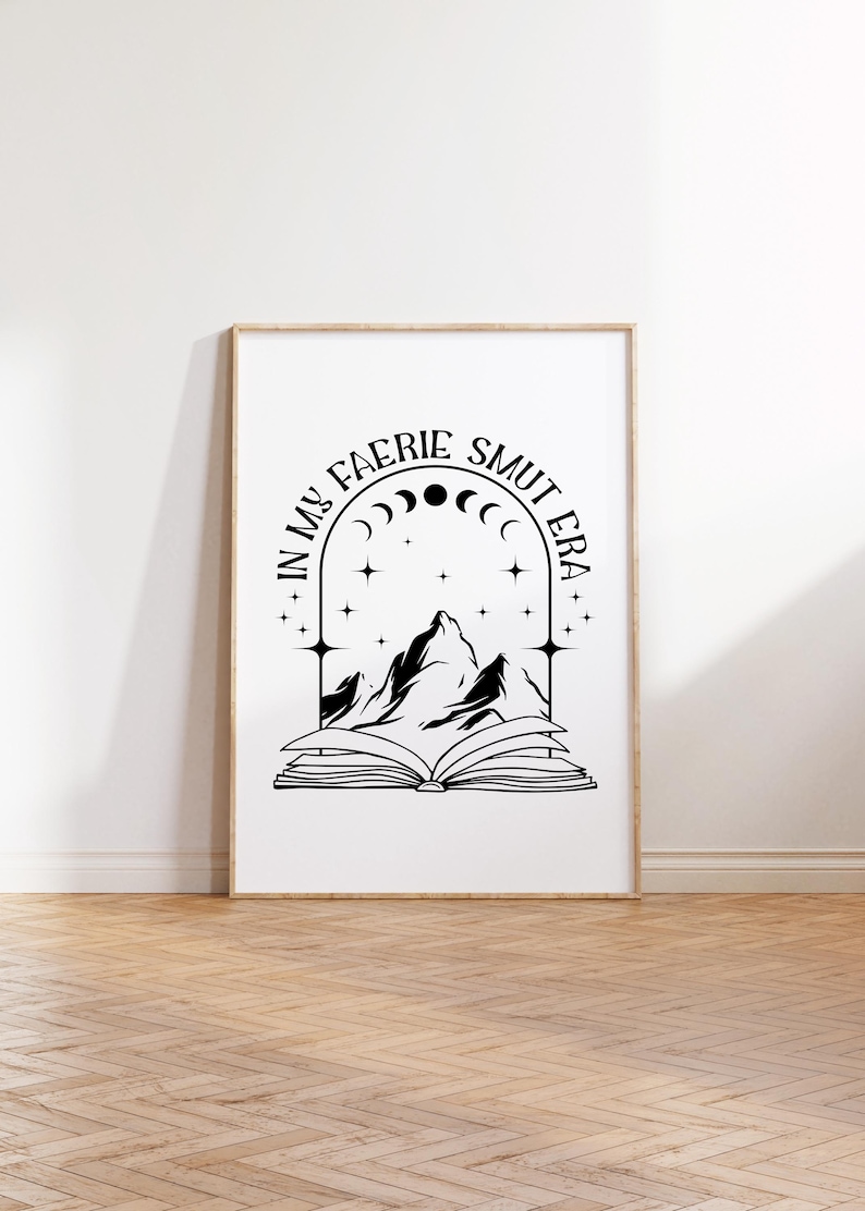 Puede incluir: Ilustraci&oacute;n en blanco y negro de una cordillera dentro de un libro abierto con el texto "In My Faerie Smut Era" alrededor de la parte superior de la imagen.
