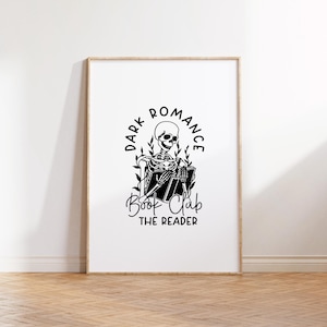 Puede incluir: Ilustraci&oacute;n en blanco y negro de un esqueleto leyendo un libro con el texto "Dark Romance Book Club The Reader" en un c&iacute;rculo alrededor del esqueleto.